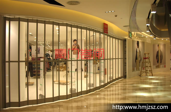 水晶折叠门 优衣库服装店